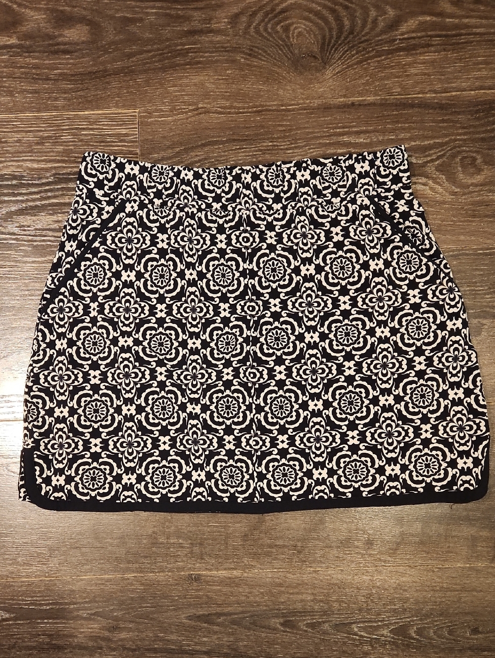 ❤️ TALBOTS NAVY AND WHITE JACQUARD SKORT, MEDIUM